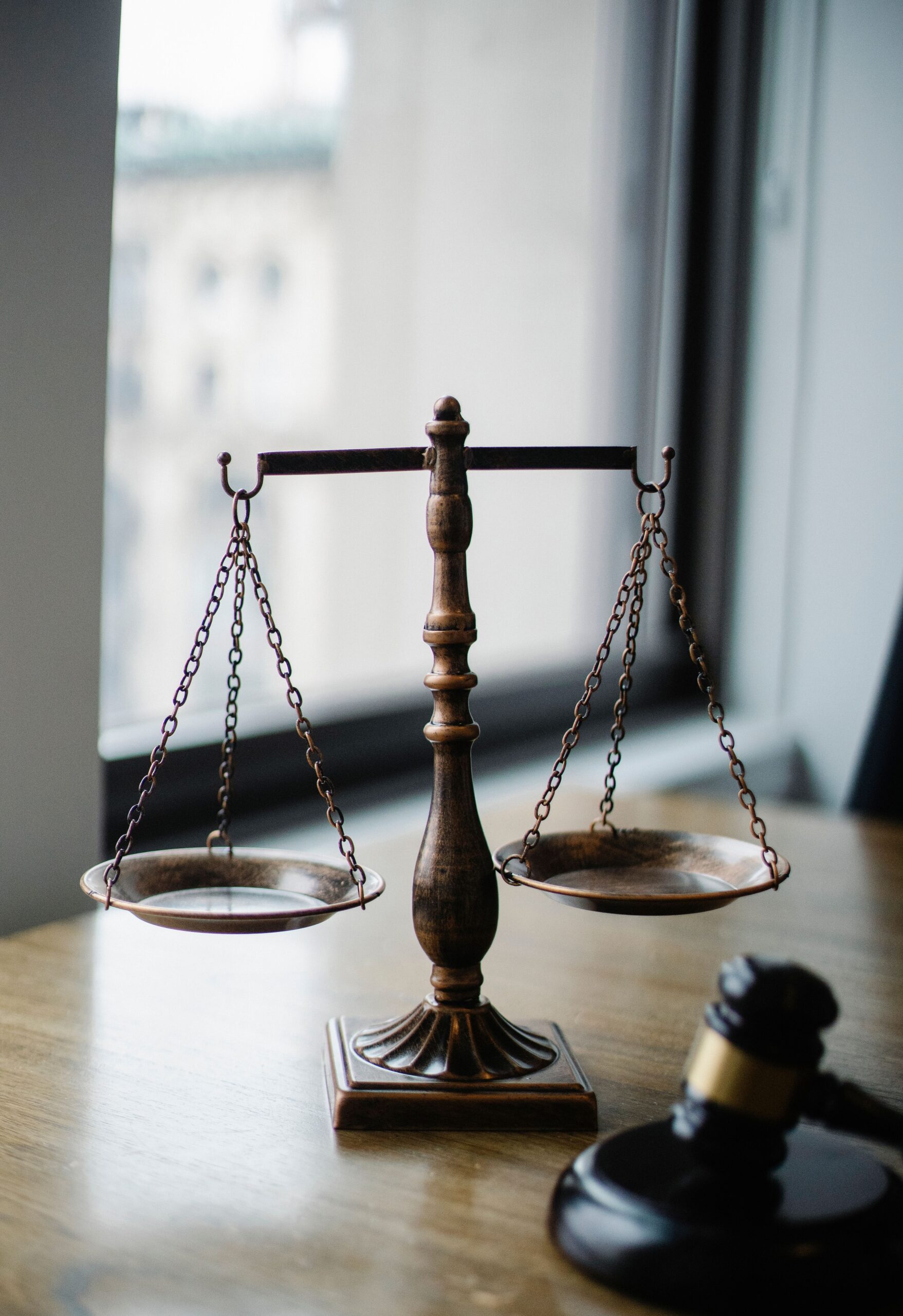Balanza de la justicia sobre una mesa