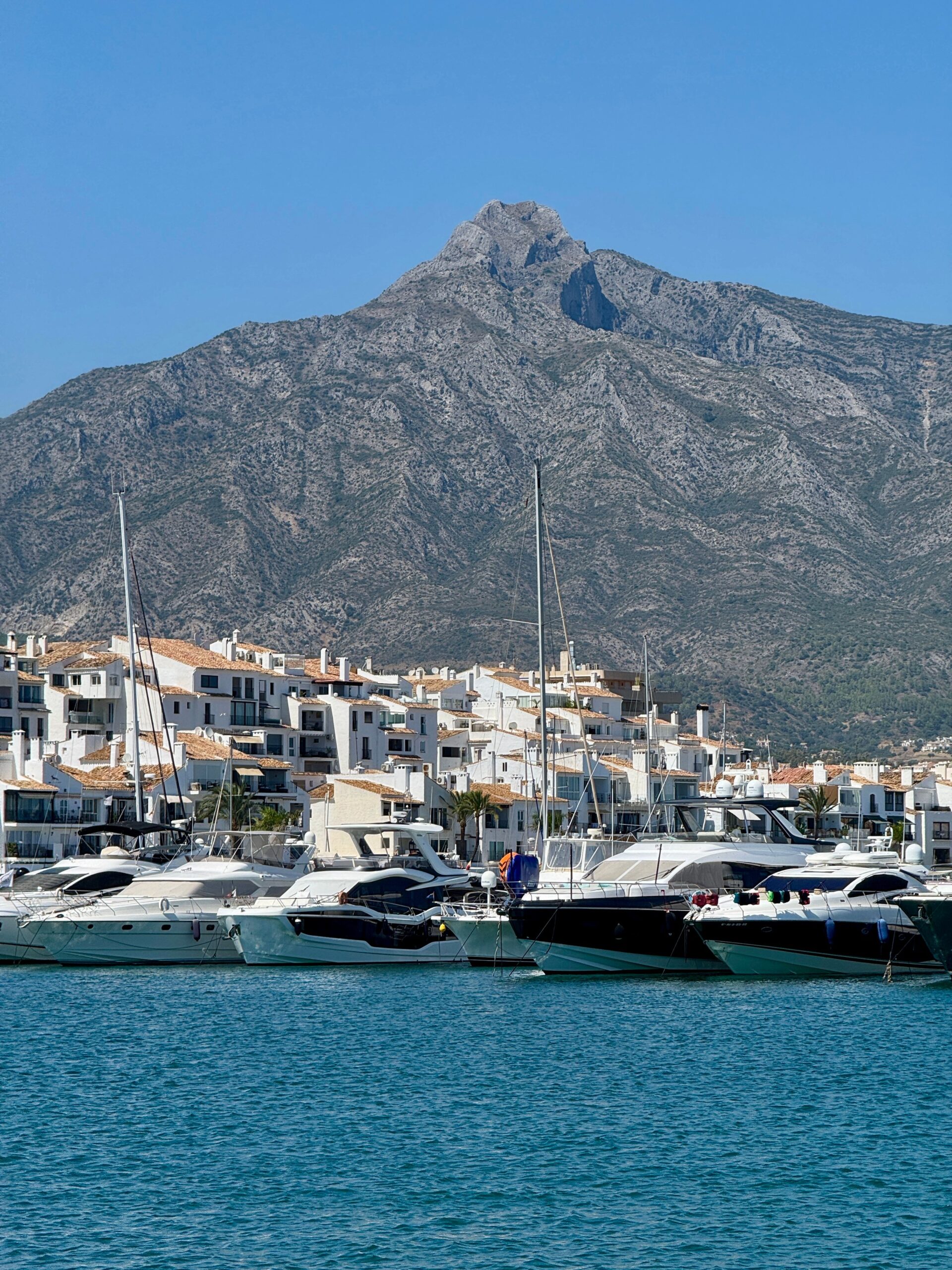 Puerto Banús con la sierra de La Concha al fondo