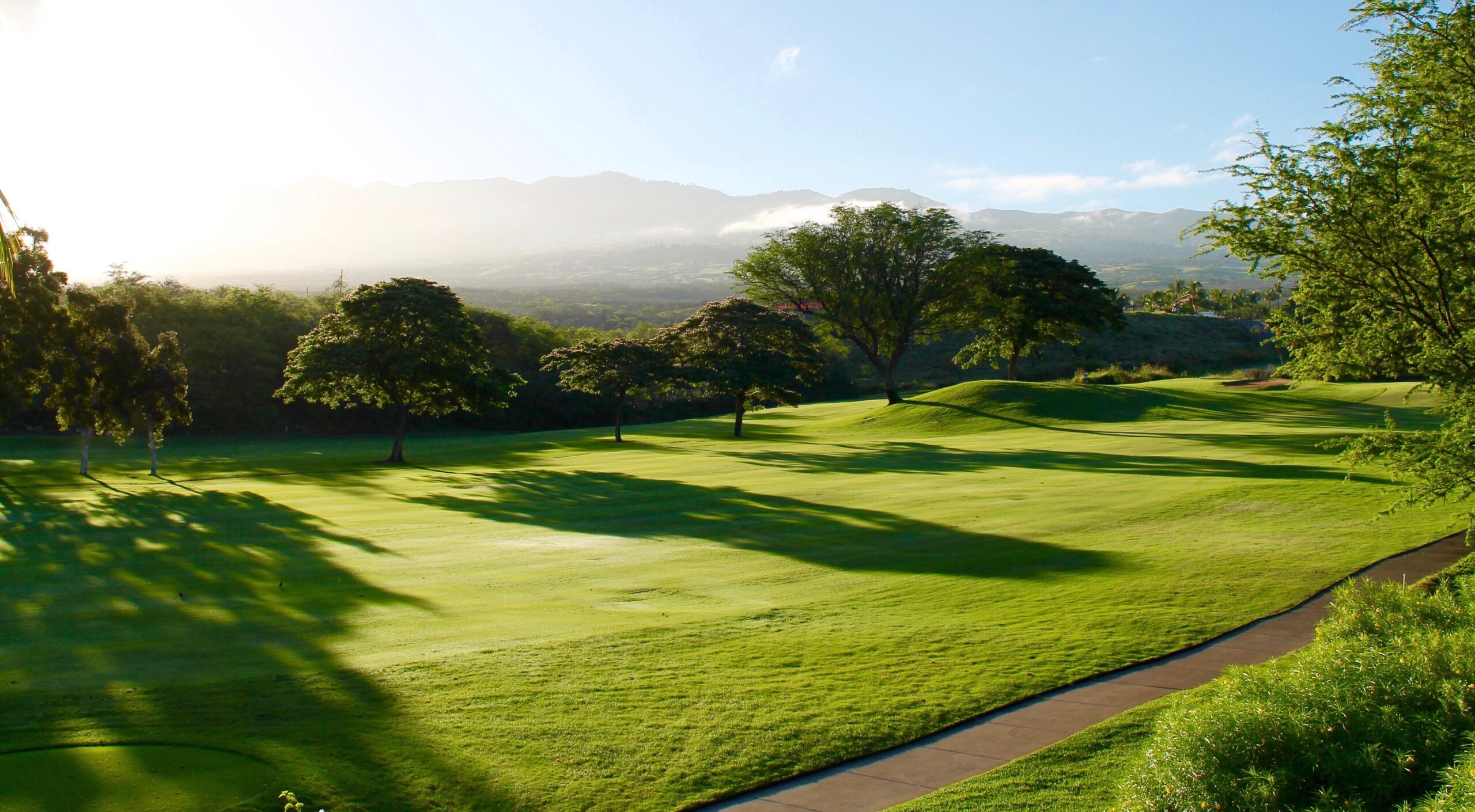 Campo de golf al atardecer en el Campo de Gibraltar
